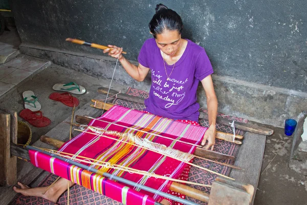 LOMBOK, INDONESIA - DECEMBER 30, 2016: Woman weaving on a loom i — Stock Photo, Image