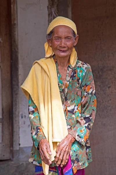 LOMBOK, INDONESIA - 30 DICEMBRE 2016: Vecchia donna indonesiana posi — Foto Stock