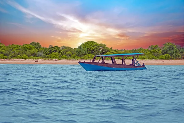 Barco tradicional na praia Gili Meno na Indonésia, Ásia — Fotografia de Stock