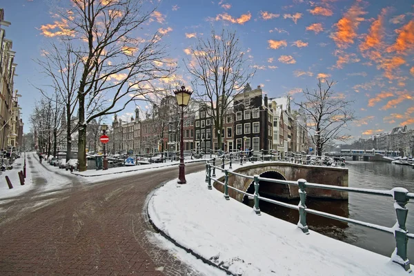 Snø-Amsterdam om vinteren i Nederland – stockfoto