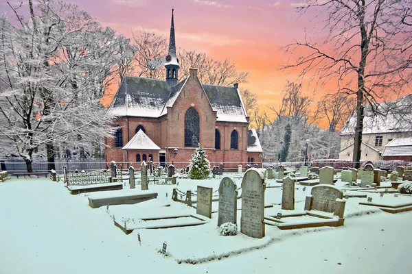 Verschneite traditionelle mittelalterliche Kirche in lage vuursche der Niederlande — Stockfoto
