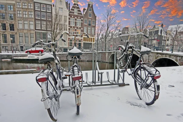 Zachód słońca w snowy Amsterdam Holandia w zimie — Zdjęcie stockowe