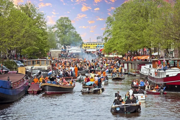 Amsterdam - 26 Nisan: Amsterdam kanallarında tekne ve insanlar dolu — Stok fotoğraf