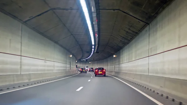 Движение в туннеле IJtunnel в Амстердаме, Нидерланды — стоковое фото