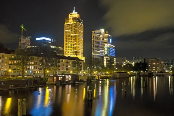 SKy line da Amsterdam nei Paesi Bassi di notte — Foto Stock