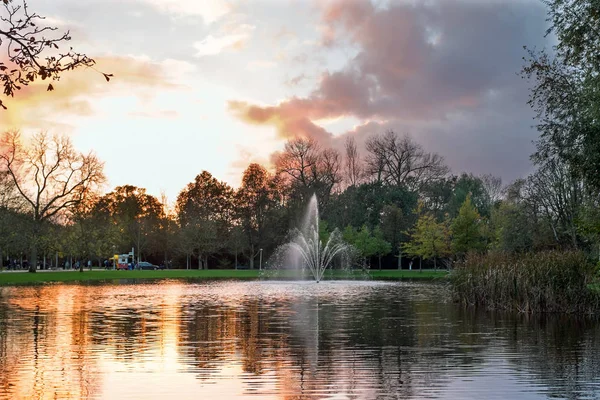Jesień w parku Vondelpark w Amsterdamie Holandia o zachodzie słońca — Zdjęcie stockowe