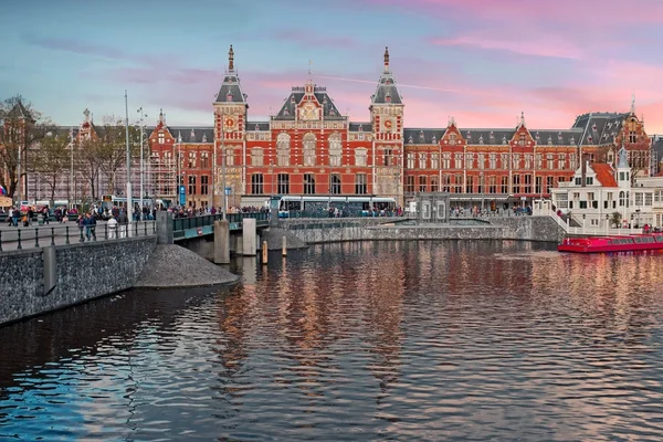 城市风景从阿姆斯特丹与中央驻地在 Nethe — 图库照片