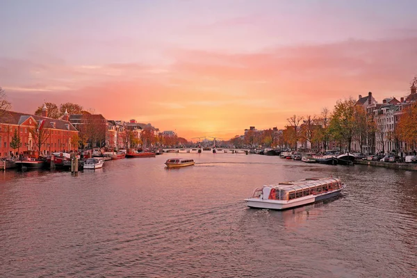 Cidade cênica de Amsterdã, na Holanda, no rio Amste — Fotografia de Stock