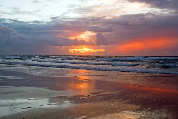 Krásný západ slunce na praia Vale Figueiras v Portugalsku — Stock fotografie