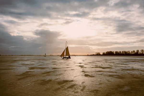 Navegación en hielo en el Gouwzee en los Países Bajos al atardecer — Foto de Stock
