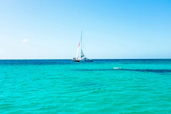 Sailing on the Caribbean Sea at Aruba island — Stock Photo, Image