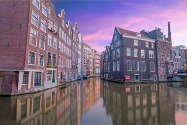 Geleneksel Ortaçağ Amsterdam'da Hollanda güneşler, evler