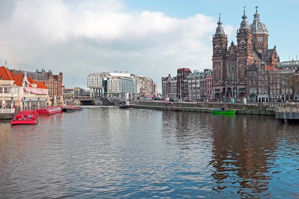 Città panoramica da Amsterdam con la chiesa di San Niklaas nel Ne — Foto Stock