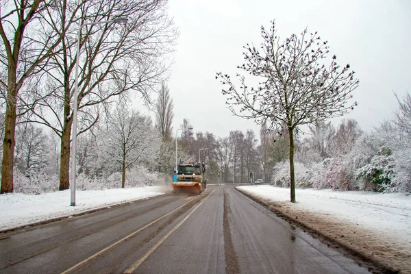 Arado de nieve limpieza de la carretera en el campo de los Países Bajos —  Fotos de Stock