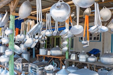 Endonezya bir dükkanda mutfak gereçleri