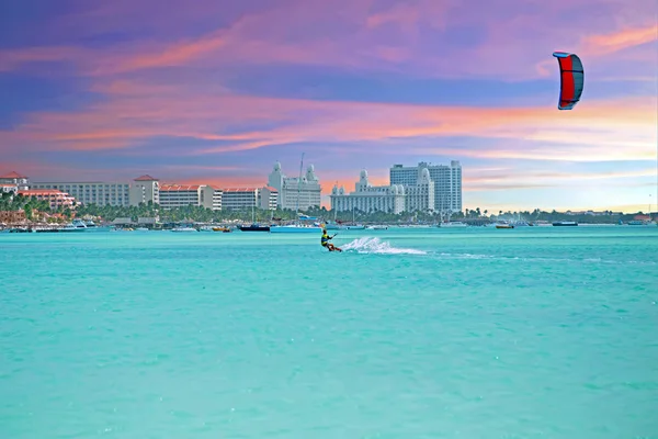 Visa på Palm Beach på Aruba ö i Karibiska havet på sunse — Stockfoto