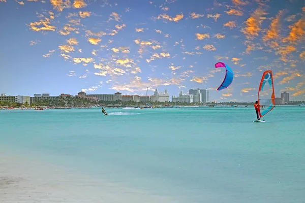 Vista sobre Palm Beach na ilha de Aruba no Mar do Caribe ao sol — Fotografia de Stock
