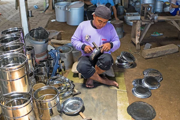 JAVA, INDONESIA - DECEMBER 21, 2016: Worker making kitchen utens — Stock Photo, Image