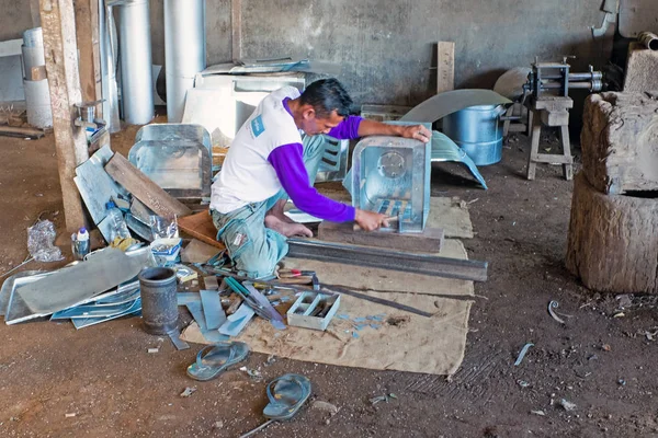 Ιάβα, Ινδονησία - 21 Δεκεμβρίου 2016: Εργαζόμενος κάνει κουζίνας utens — Φωτογραφία Αρχείου