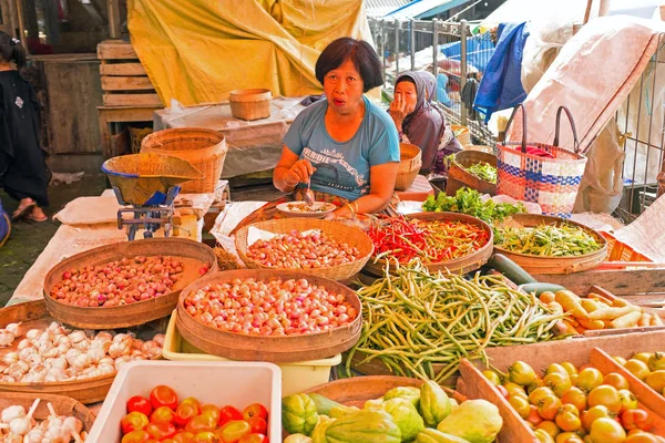 JAVA, INDONÉSIA - 18 DE DEZEMBRO DE 2016: Mulher de vendas de vegetais — Fotografia de Stock