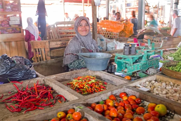 JAVA, INDONÉSIA - 18 DE DEZEMBRO DE 2016: Mulher de vendas de vegetais — Fotografia de Stock