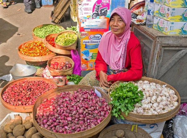 JAVA, INDONÉSIA - 18 DE DEZEMBRO DE 2016: Mulher de vendas de vegetais — Fotografia de Stock