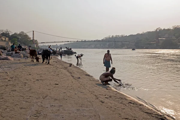 RAM JHULA, INDE - 17 AVRIL 2017 : Sadhu lave ses vêtements — Photo