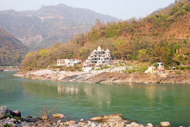Yakınındaki Laxman Jhula Hindistan'da Ganj Nehri üzerinde göster