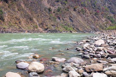 Yakınındaki Laxman Jhula Hindistan'da Ganj Nehri üzerinde göster
