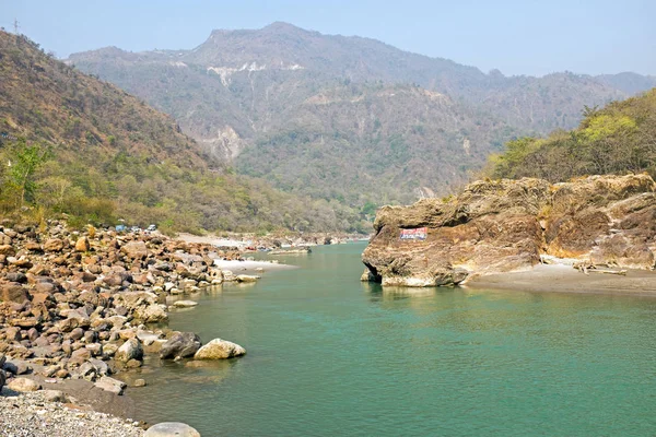 Lihat di sungai Gangga dekat Laxman Jhula di India — Stok Foto