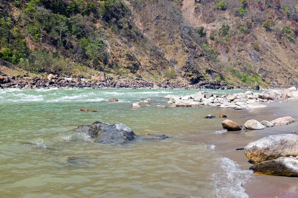 Lihat di sungai Gangga dekat Laxman Jhula di India — Stok Foto