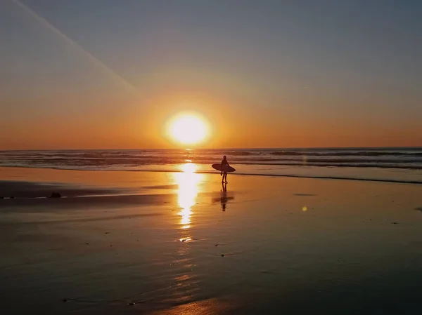 Surfista all'oceano Atlantico al tramonto — Foto Stock