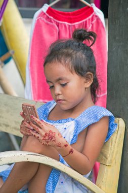 Lombok, Endonezya - 30 Aralık 2016: Güzel genç kız oyun
