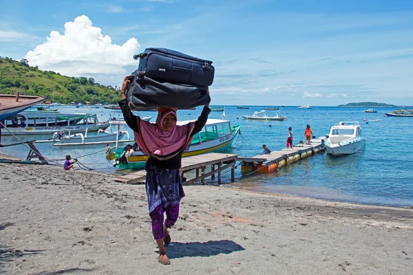 LOMBOK, INDONESIA - 3 DE ENERO DE 2017: Mujeres trabajadoras transportando — Foto de Stock