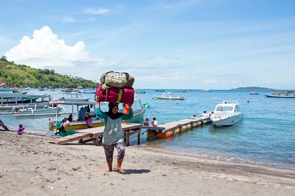 Lombok, indonesien - 3. januar 2017: arbeiterinnen transportieren — Stockfoto