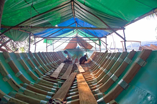 Lombok, Indonesië - 1 januari 2017: Werknemers bouwen een boot — Stockfoto