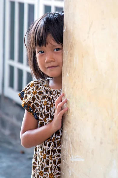 LOMBOK, INDONESIA - DECEMBER 29, 2016: Indonesian young girl in — Stock Photo, Image