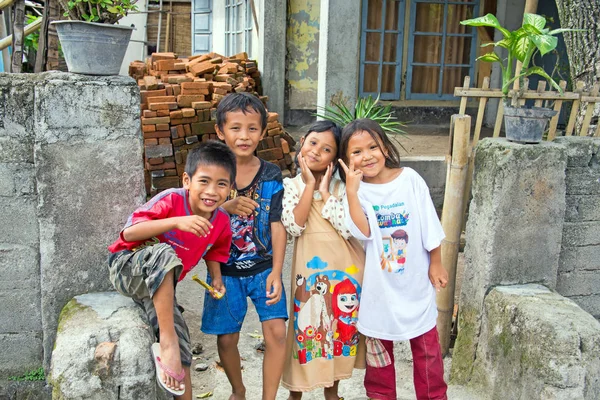 LOMBOK, INDONESIA - DECEMBER 30, 2016: Kids in the streets in Lo — Stock Photo, Image