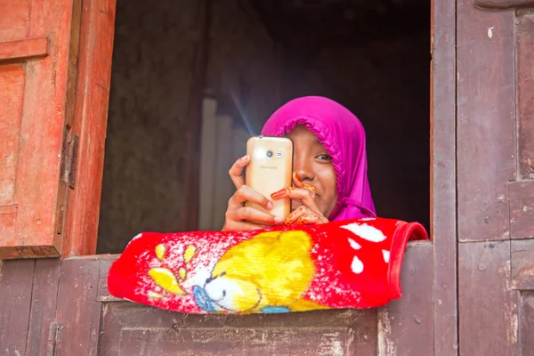 LOMBOK, INDONESIA - DECEMBER 30, 2016: Beautiful muslim girl doi — Stock Photo, Image