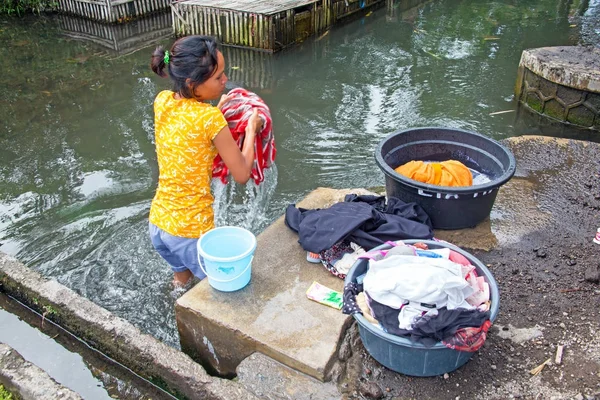 Lombok, Indonesië - 30 December 2016: Wassen kleren in een oude — Stockfoto