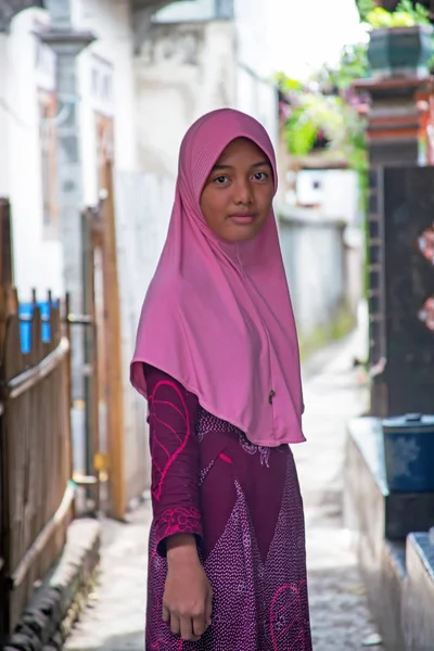 LOMBOK, INDONESIA - DECEMBER 30, 2016: Beautiful muslim girl in — Stock Photo, Image