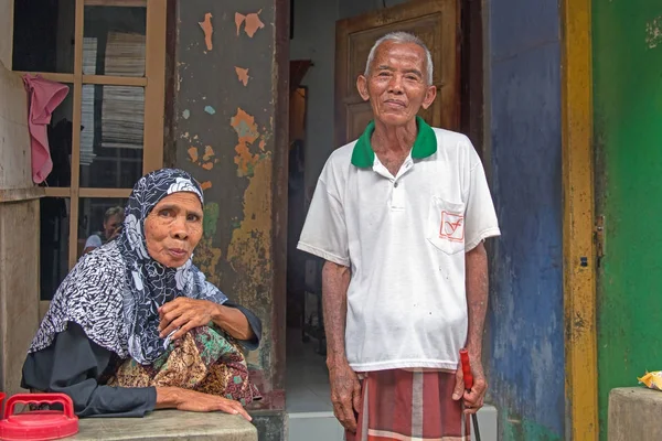 Lombok, Indonesië - 30 December 2016: Bejaarde echtpaar in tradi — Stockfoto