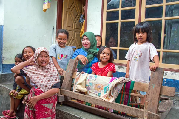 LOMBOK, INDONESIA - DECEMBER 30, 2016: Mothers with their kids i — Stock Photo, Image