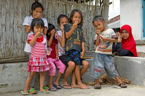 Lombok, Indonesië - 29 December 2016: Indonesische kinderen in de st — Stockfoto