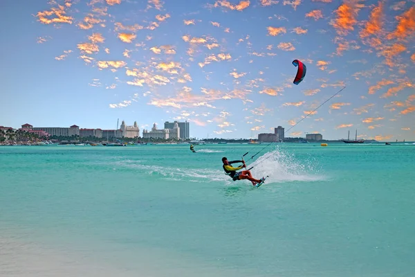 Desporto aquático em Palm Beach na ilha de Aruba ao pôr-do-sol — Fotografia de Stock