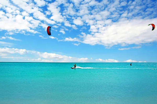 Kite surfing at Aruba island in the caribbean sea — Stock Photo, Image