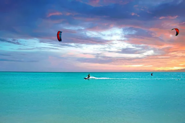 Kite surfing at Aruba island in the caribbean sea at sunset — Stock Photo, Image