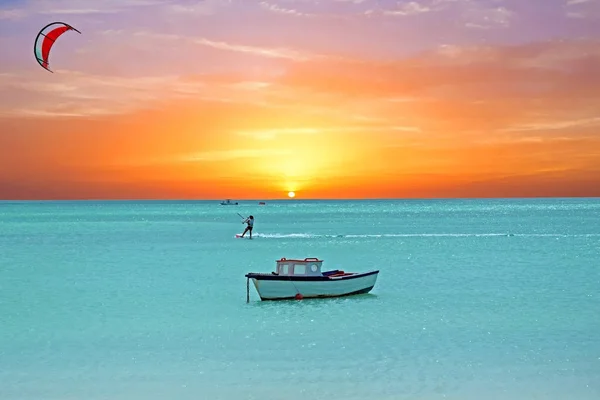 Vattensport på Palm Beach på Aruba island vid solnedgången — Stockfoto