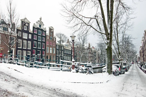 Vinter i snöiga Amsterdam, Nederländerna — Stockfoto