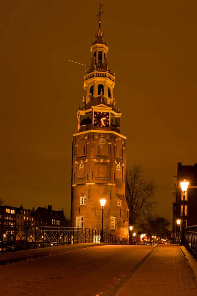 中世纪的水塔在阿姆斯特丹夜间 — 图库照片
